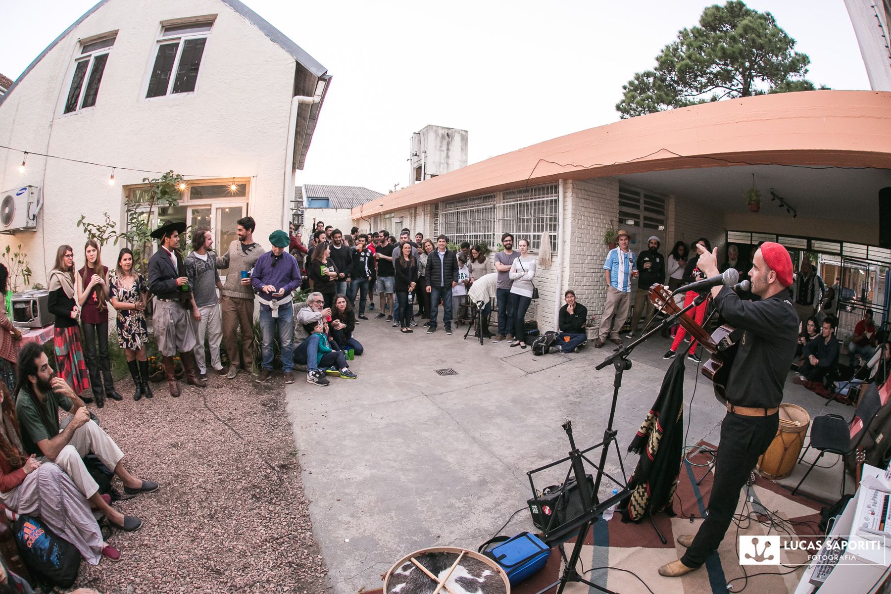 Público em roda assiste a um violonista