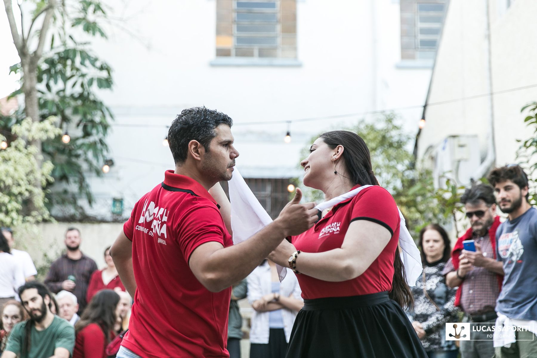 Casal de bailarinos dança chacarera com lenços brancos