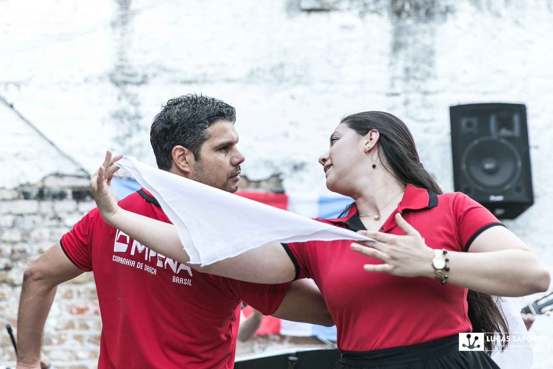 Bailarinos de La Marrupeña dançam com lenços diante dos músicos