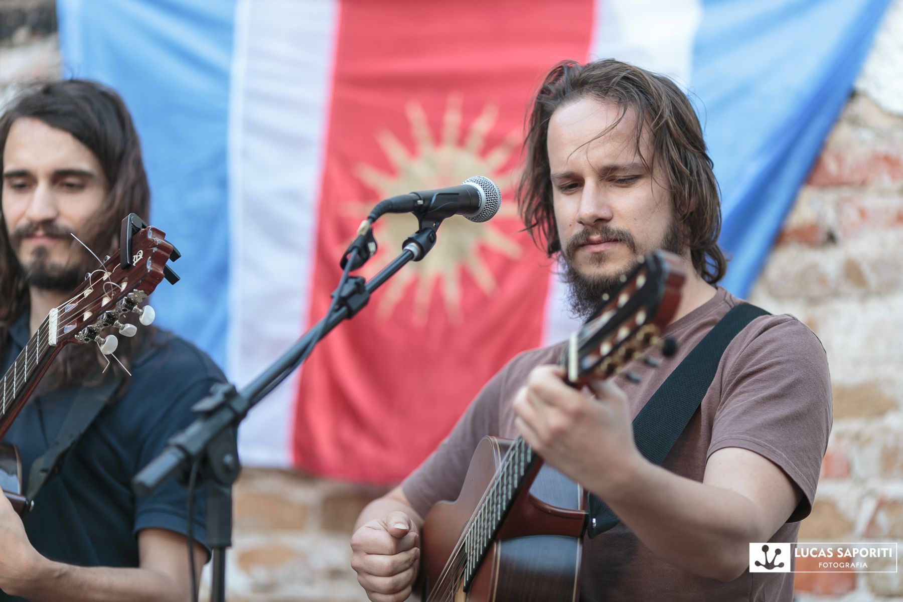 Duo de violões no palco do Un Domingo Santiagueño