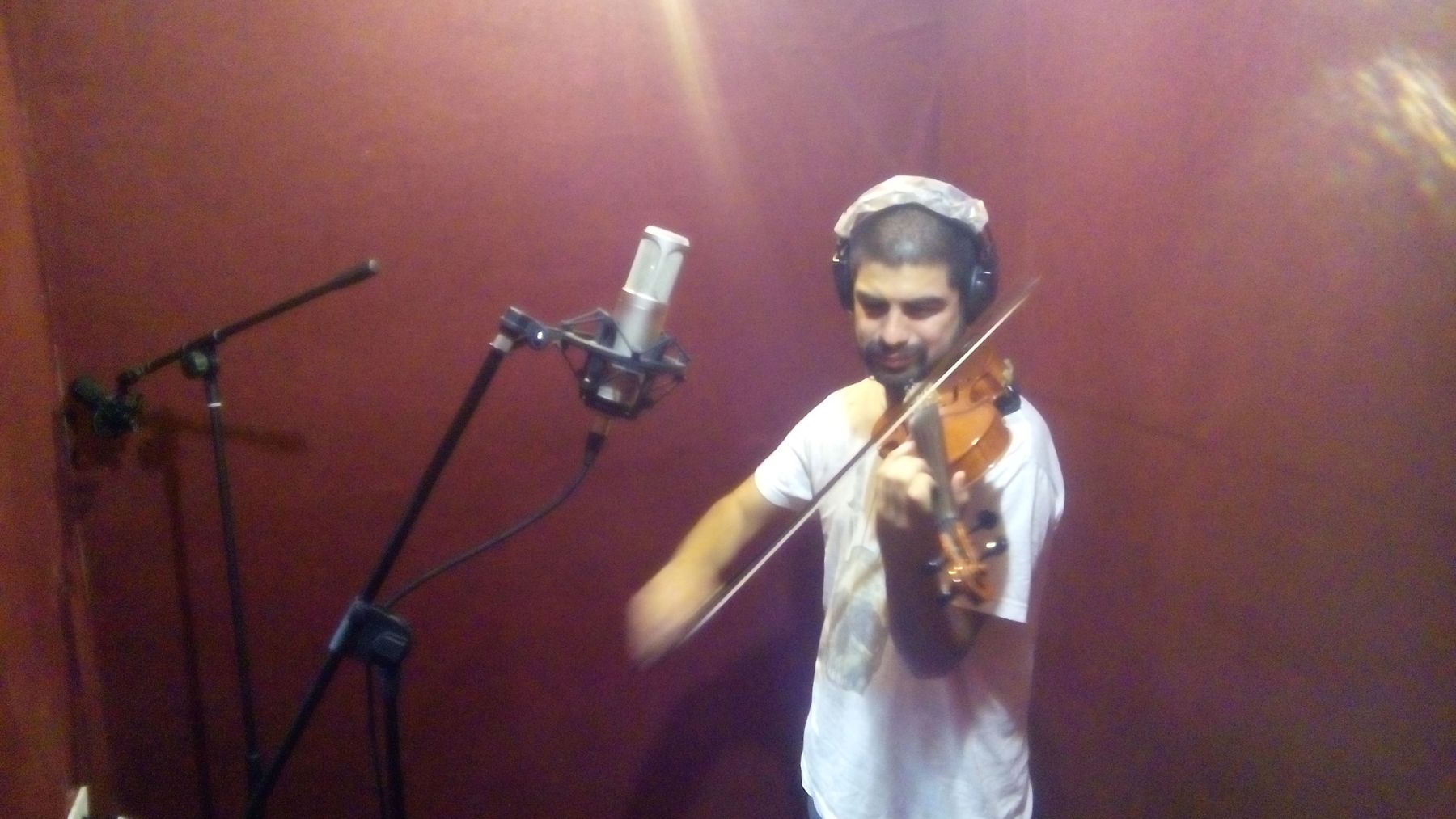 Violinista grava no estúdio em Loreto