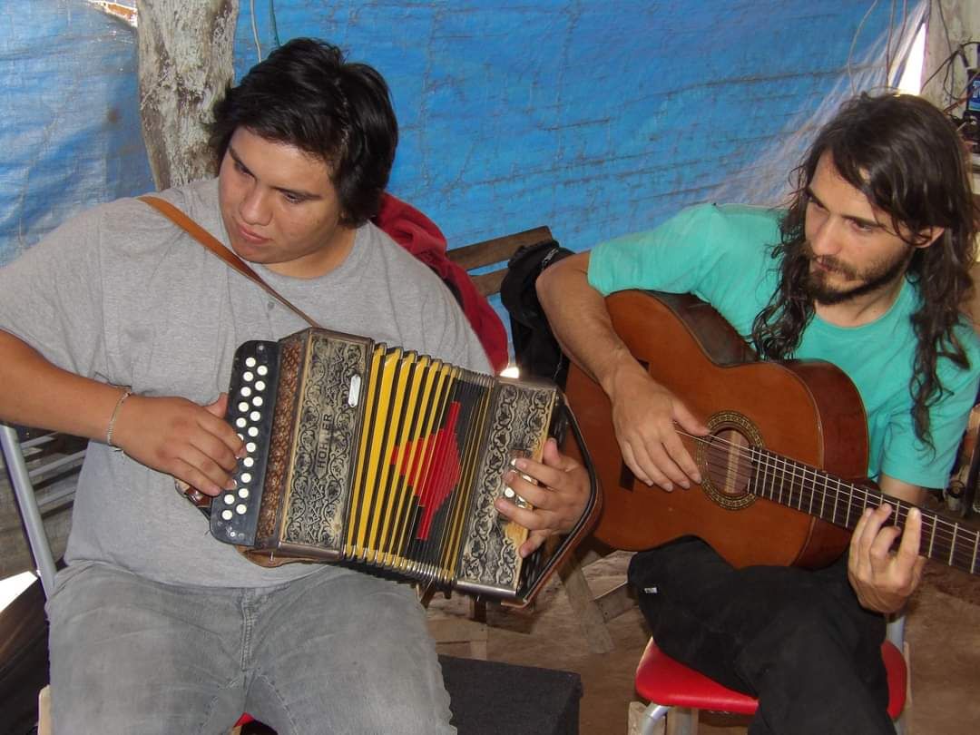Guitarreada com acordeón e violão num pátio coberto, no interior de Loreto
