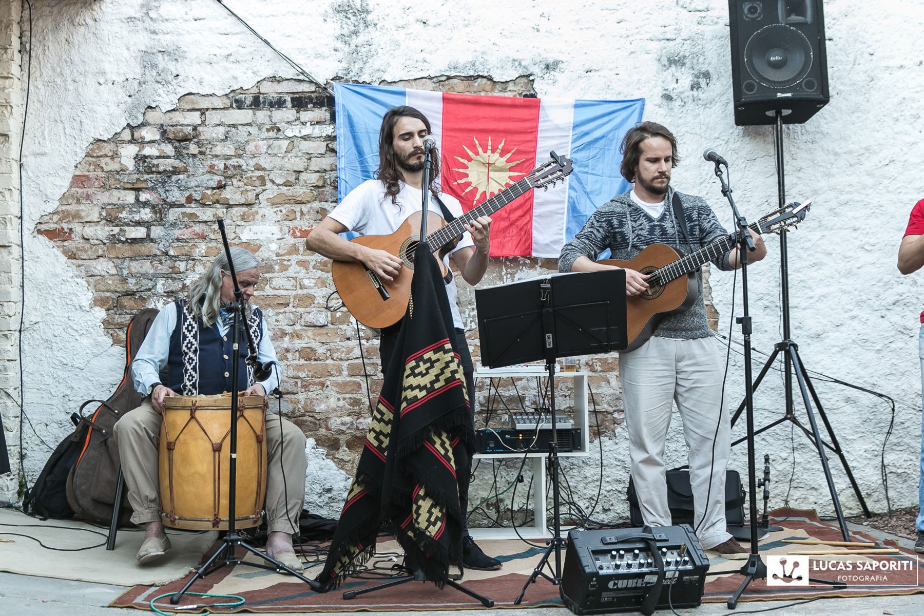 Uma menina dança em frente aos músicos