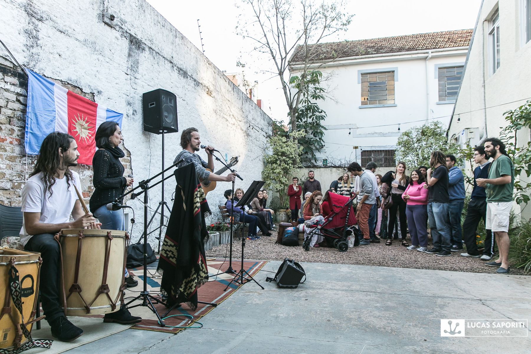Pátio lotado durante o Un Domingo Santiagueño